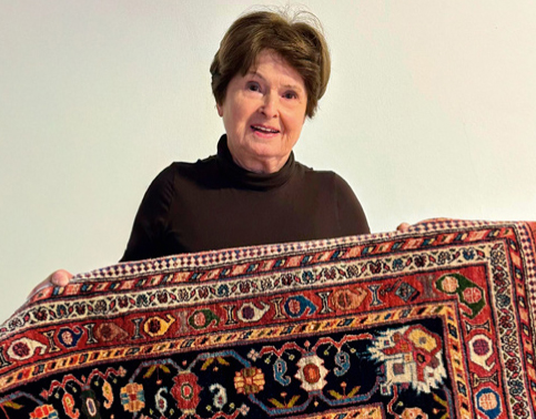 Frau praesentiert Teppich